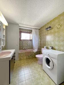 ein Badezimmer mit einer Waschmaschine und einem WC in der Unterkunft Chalet Albarose - Vercorin in Vercorin