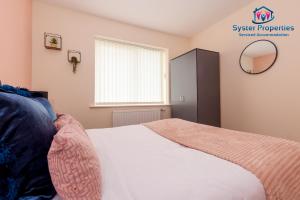 een slaapkamer met een bed en een raam bij Quiet & Comfortable Leicester Stay, Glen View, Free Parking in Leicester