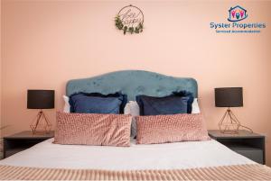 een slaapkamer met een groot bed met twee lampen bij Quiet & Comfortable Leicester Stay, Glen View, Free Parking in Leicester +107 foto's