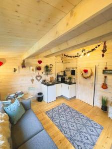 The Gallows في بيمبروك: غرفة معيشة مع أريكة ومطبخ