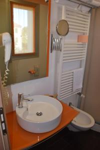 Koupelna v ubytování Hotel I Cedri + 20 fotografií