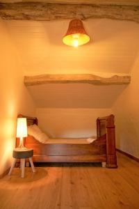 een slaapkamer met een houten bed met een lamp en een lamp bij Cabana & Oasis Nouvel'R - Au Calme in Cluny
