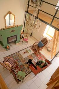 een woonkamer met een open haard bij Cabana & Oasis Nouvel'R - Au Calme in Cluny