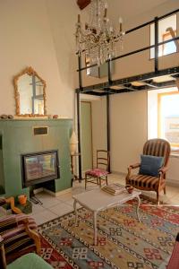 uma sala de estar com lareira e um lustre em Cabana & Oasis Nouvel'R - Au Calme em Cluny