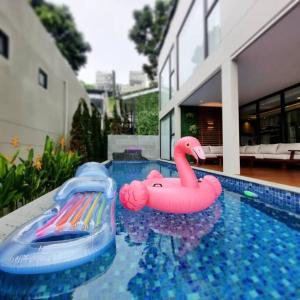 un flotteur de cygne rose dans une piscine dans l'établissement Villa Daun at Dago Village, à Bandung