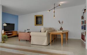 - un salon avec un canapé et une table dans l'établissement Stunning Home In Gilleleje With Kitchen, à Gilleleje