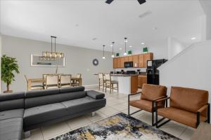 Χώρος καθιστικού στο 4 Bedrooms 35 Bathrooms Solterra 4735 Td