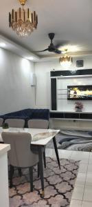 - un salon avec une table et un canapé dans l'établissement Townhouse, Kita Bayu, Cybersouth, à Kampung Dengkil