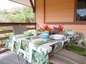 HakamuiにあるRésidence Tamaumia - Bungalowのポーチにテーブルとワイングラス