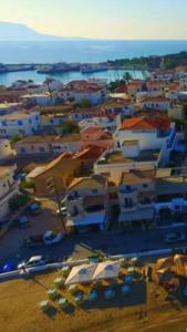 una vista aérea de una pequeña ciudad con edificios en Almiriki, en Elafonisos