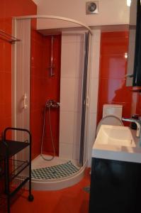 uma casa de banho com um chuveiro, um WC e um lavatório. em Almiriki em Elafonisos