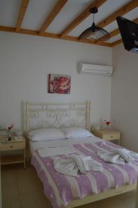 ein Schlafzimmer mit einem Bett mit Handtüchern darauf in der Unterkunft Almiriki in Elafonisos