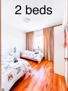 2 camas en un dormitorio con las palabras camas en Nad stawem, dwupoziomowy, 6 łóżek, parking, zielona okolica, en Gdansk