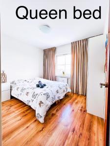 1 dormitorio con 1 cama y suelo de madera en Nad stawem, dwupoziomowy, 6 łóżek, parking, zielona okolica, en Gdansk