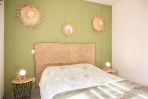 1 dormitorio con 1 cama y 2 espejos en la pared en Gite Pak'Home maison à la campagne 3 étoiles avec wifi, en Lombray