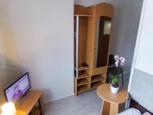 uma sala de estar com uma secretária e um armário em Motel Anna Serafin em Radom