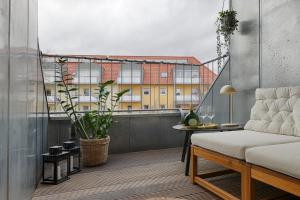 een kamer met een bank en een balkon met een gebouw bij City-Apartment, Balkon & Parkplatz- by homekeepers in Würzburg