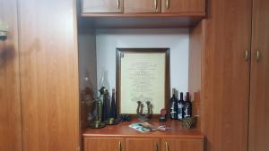 drewniana szafka z butelkami na górze w obiekcie The Blacksmith's Suite w Szkodrze