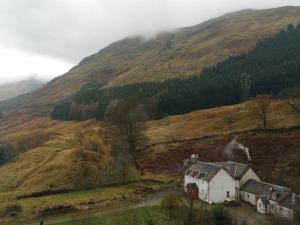 Inverardran House Bed and Breakfast في كريانلاريش: منزل على جانب تلة