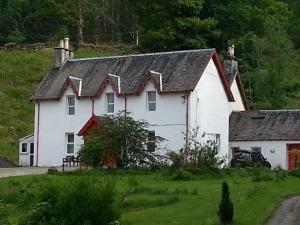 une maison blanche avec un toit rouge dans l'établissement Inverardran House Bed and Breakfast, à Crianlarich