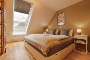 a bedroom with a large bed and a window at City-Apartment, Balkon & Parkplatz- by homekeepers in Würzburg