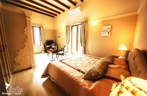 Кровать или кровати в номере SOFIA BOUTIQUE HOTEL