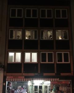 un gran edificio con muchas ventanas por la noche en Unterkunft Mara, en Oberhausen