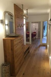 sala de estar con tocador de madera y espejo en 5 Sterne Chalet Bergsuite en Oberstaufen