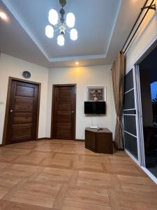 Μια τηλεόραση ή/και κέντρο ψυχαγωγίας στο New Home Yบ้านเดี่ยวสร้างใหม่ ใกล้ทะเล ใจกลางเมืองระยอง
