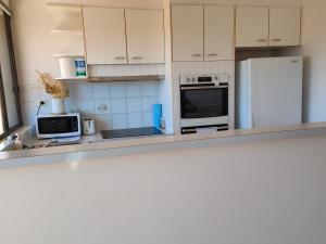 Tuggeranong Short Stay #07 - Sleeps 6的厨房或小厨房