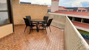 Tuggeranong Short Stay #07 - Sleeps 6的阳台或露台