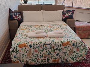 TuggeranongTuggeranong Short Stay #07 - Sleeps 6的床上有毯子和枕头