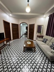 sala de estar con sofá y mesa en New Home Gบ้านเดี่ยวสร้างใหม่ ใกล้ทะเล ตัวเมืองระยอง, en Ban Chak Phai