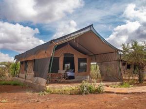 una grande tenda in mezzo a un campo di Tulia Amboseli Safari Camp ad Amboseli