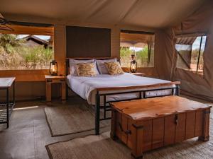 En eller flere senger på et rom på Tulia Amboseli Safari Camp
