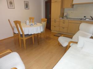 eine Küche mit einem Tisch und Stühlen im Zimmer in der Unterkunft Apartment Makuc in Bovec