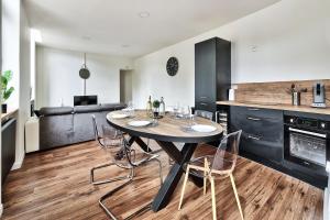 cocina con mesa y sillas en una habitación en Appartement Le Somptueux Bressan - Hyper-Centre, en Bourg-en-Bresse