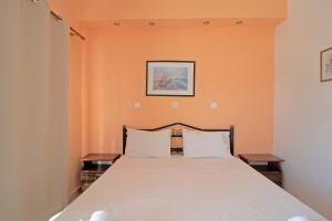 A bed or beds in a room at Andromaches large apartment 2