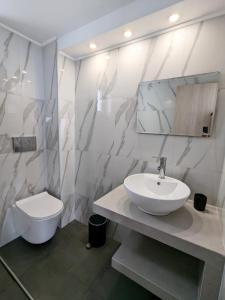 biała łazienka z umywalką i toaletą w obiekcie Blue Dream Afytos w Áfitos