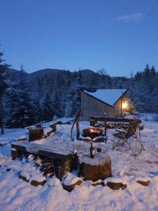 科利比塔La hambare的小屋前雪地野餐桌