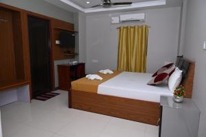 HOTEL COSTA LAND في ميناء بلير: غرفة نوم فيها سرير وتلفزيون