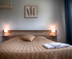 Un pat sau paturi într-o cameră la Hôtel LES LODGES D'EAUZE