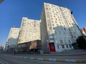 dwa wysokie budynki na ulicy miejskiej z budynkiem w obiekcie Pin Suite Hotel w mieście Kırac