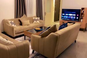 a living room with couches and a flat screen tv at شقق المملكة in Bursa