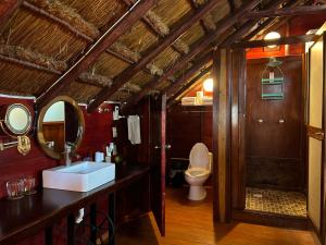 y baño con lavabo y aseo. en The Diving Lodge Downtown en Puerto Morelos
