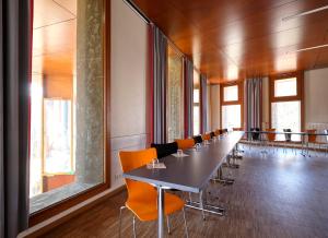 una larga sala de conferencias con una mesa y sillas largas en Youth Hostel Schengen / Remerschen en Remerschen