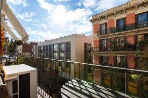 einen Balkon mit einer Bank und einige Gebäude in der Unterkunft Nice apartment in Gracia in Barcelona