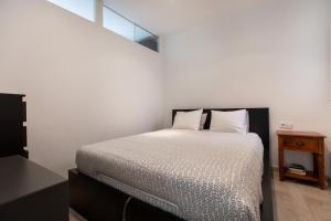 バルセロナにあるNice apartment in Graciaのベッドルーム1室(ベッド1台、階段付)