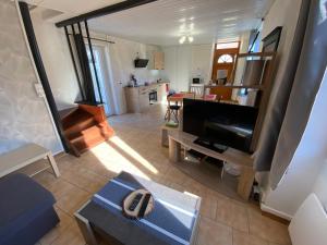 Telewizja i/lub zestaw kina domowego w obiekcie Maison indiv au cœur du vignoble champenois