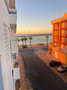desde el balcón de un edificio con vistas a la playa en Piso Isla Cristina Punta del Caimán, en Isla Cristina